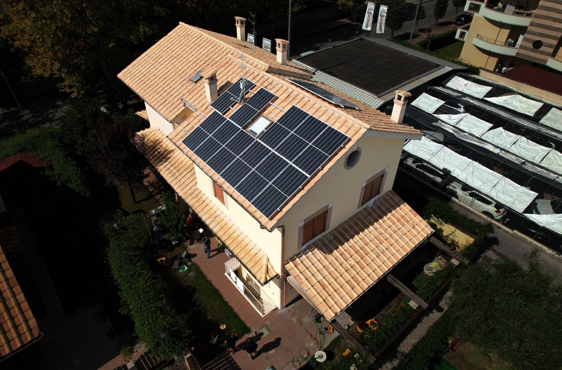 impianto fotovoltaico sul tetto di una casa