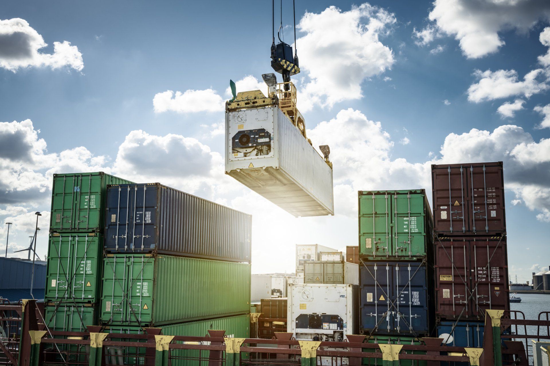 deposito con container metallici