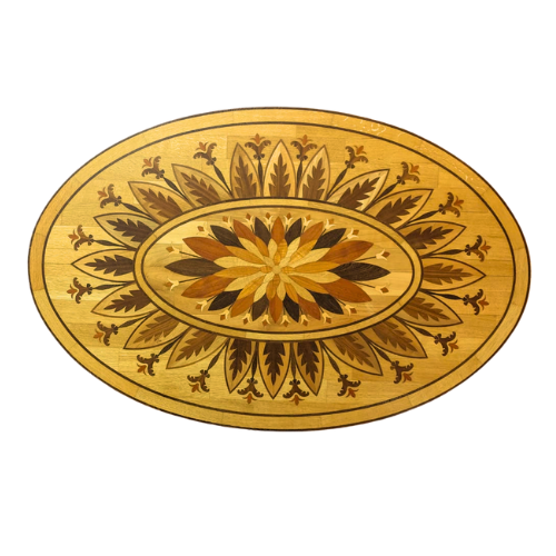 Piano del tavolo ovale in legno con intarsi floreali e fogliari nei toni del marrone e dell'oro.