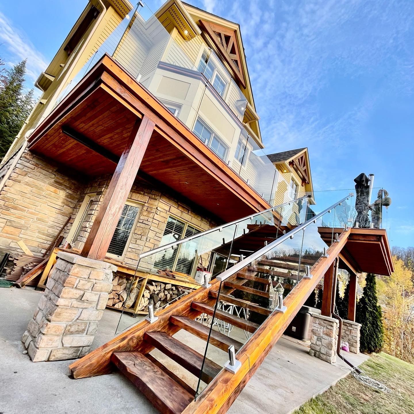 Une grande maison avec des escaliers qui y mènent