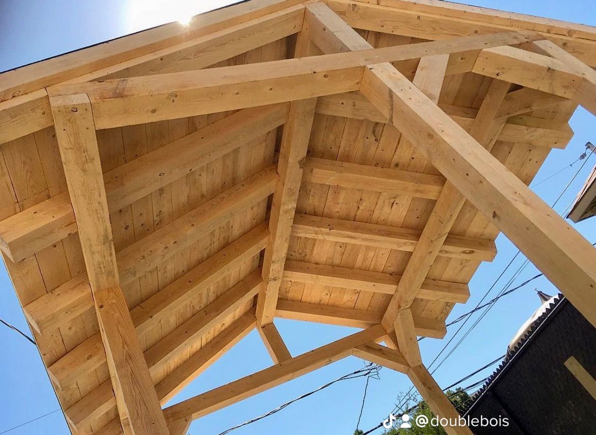 Une structure en bois avec un ciel bleu en arrière-plan