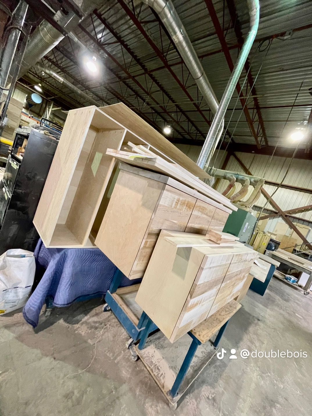 Un tas de caisses en bois sont empilées les unes sur les autres dans un entrepôt.