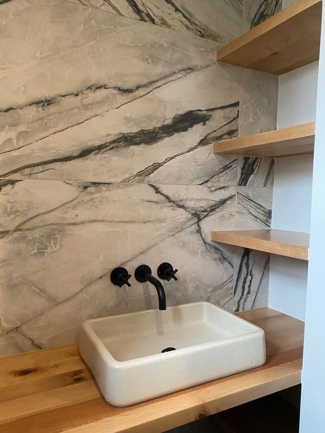 Une salle de bain avec toilettes, une douche et une baignoire