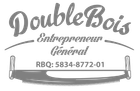 Un logo noir et blanc pour double bois entrepreneur général avec une scie.