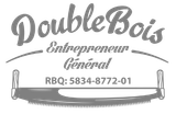 Un logo noir et blanc pour double bois entrepreneur général avec une scie.