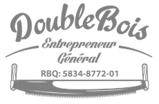 Un logo noir et blanc pour double bois entrepreneur général avec une scie.