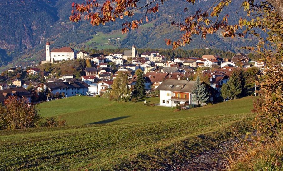 persone in bici in montagna