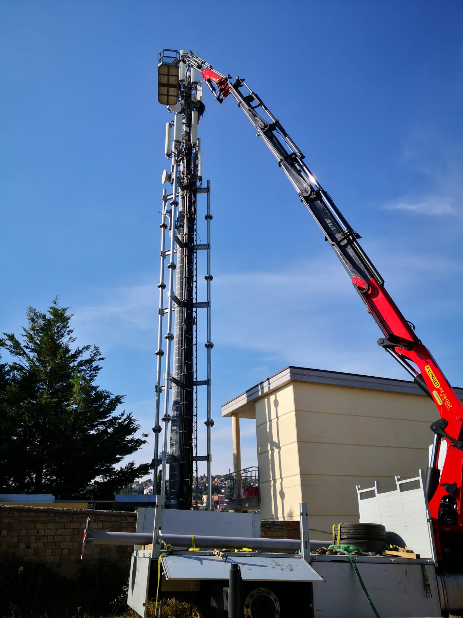 Una gru rossa con la parola kran sopra