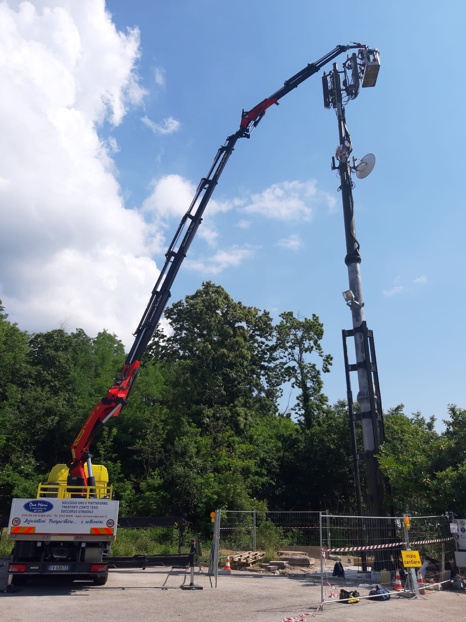 Un camion con una gru attaccata sul retro