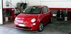Un'auto rossa è parcheggiata in un garage.