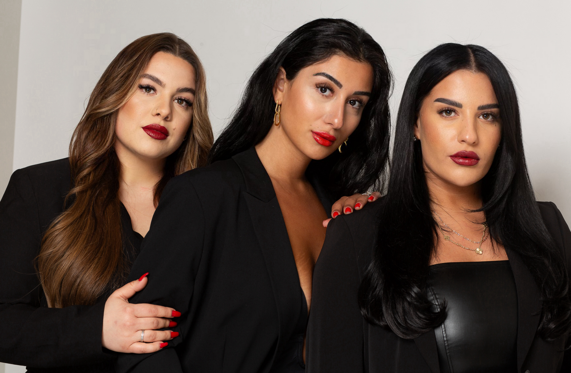 Drei Frauen posieren zusammen für ein Foto.