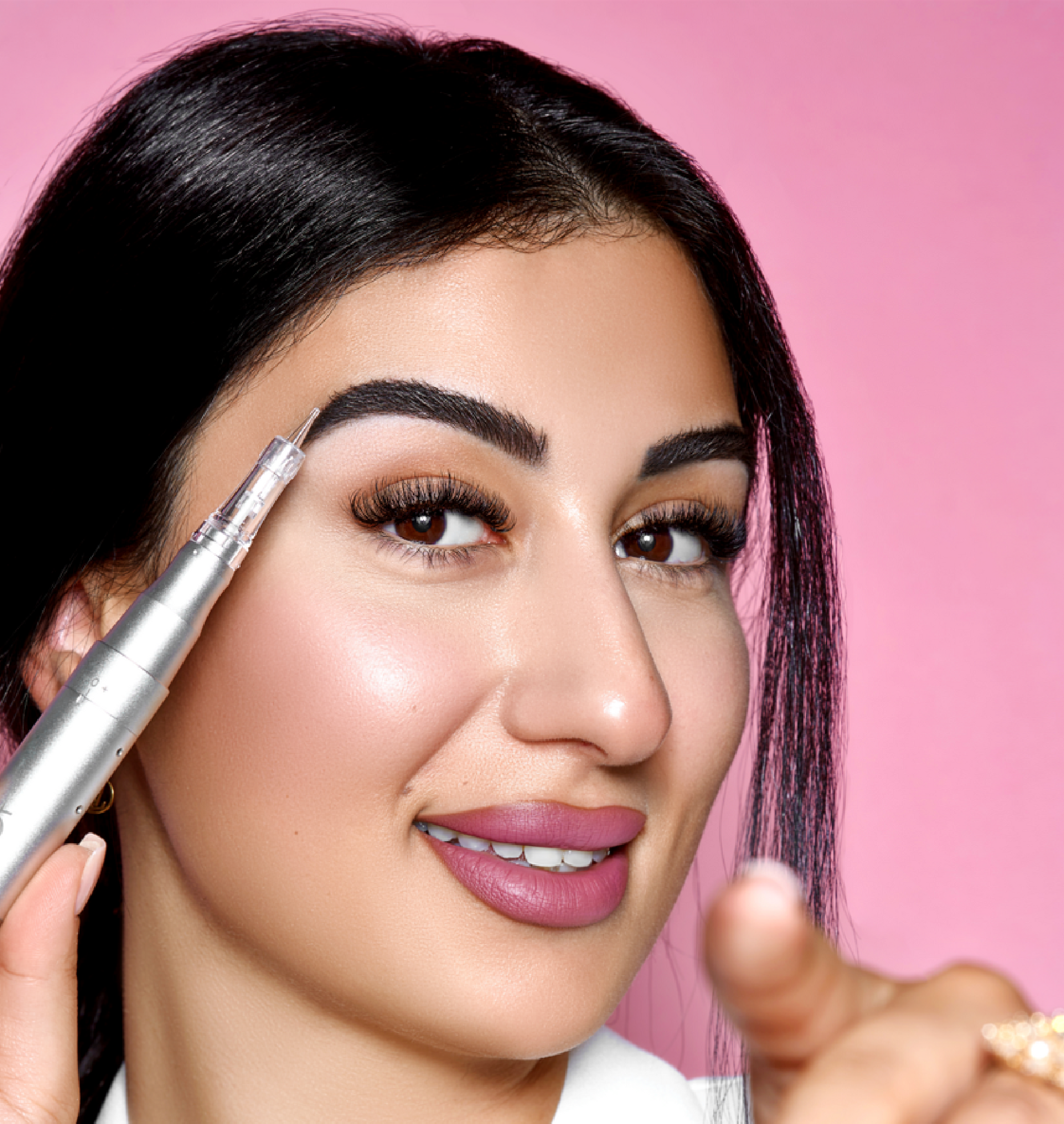 Eine Frau hält einen Stift an ihre Augenbrauen