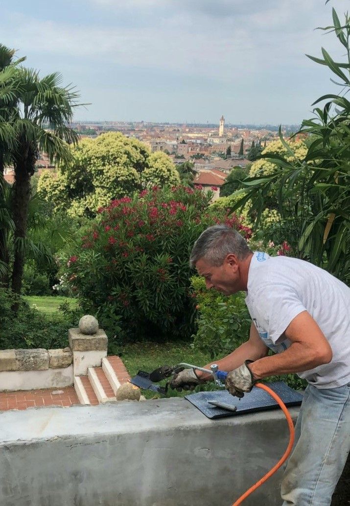 un impermeabilizzazione su uno stabile e di fronte vista di alcuni tetti delle case di fronte
