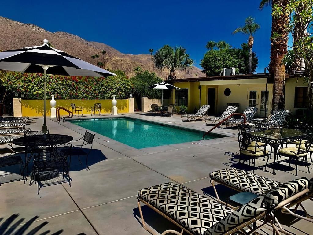 The Vista Grande Resort in Palm Springs offers those seeking gay holidays a unique gay resort in Central Warm Sands