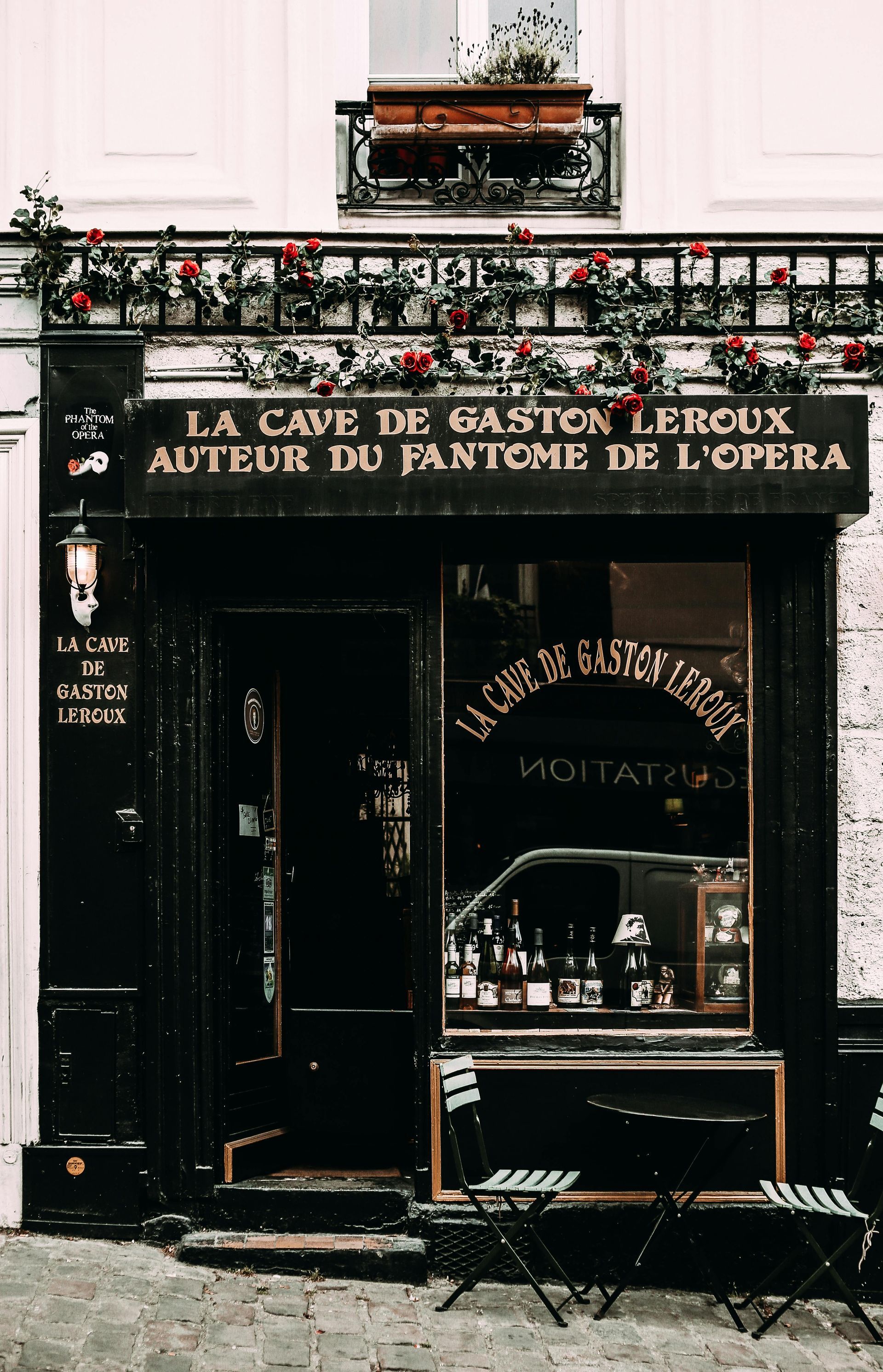 Black-fronted shop: 