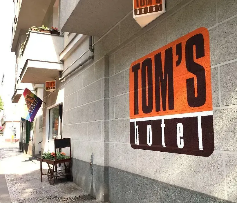 A brick building with a sign that says tom 's hotel