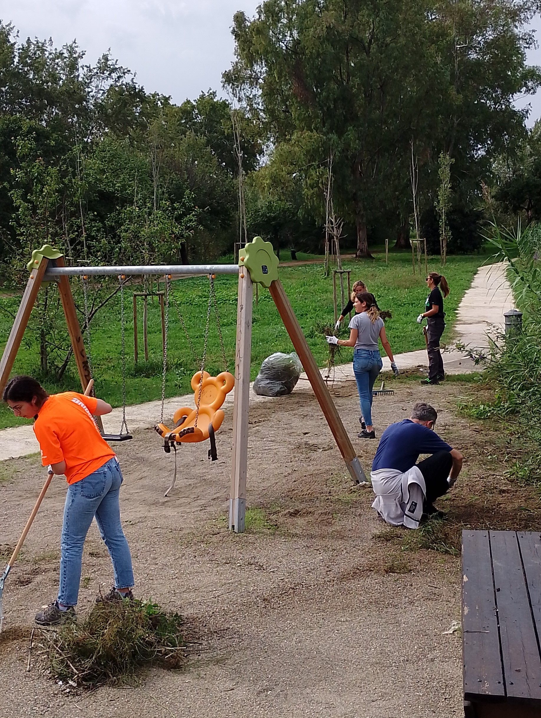 Volontari che eseguono lavori di pulizia al Parco Tevere Magliana