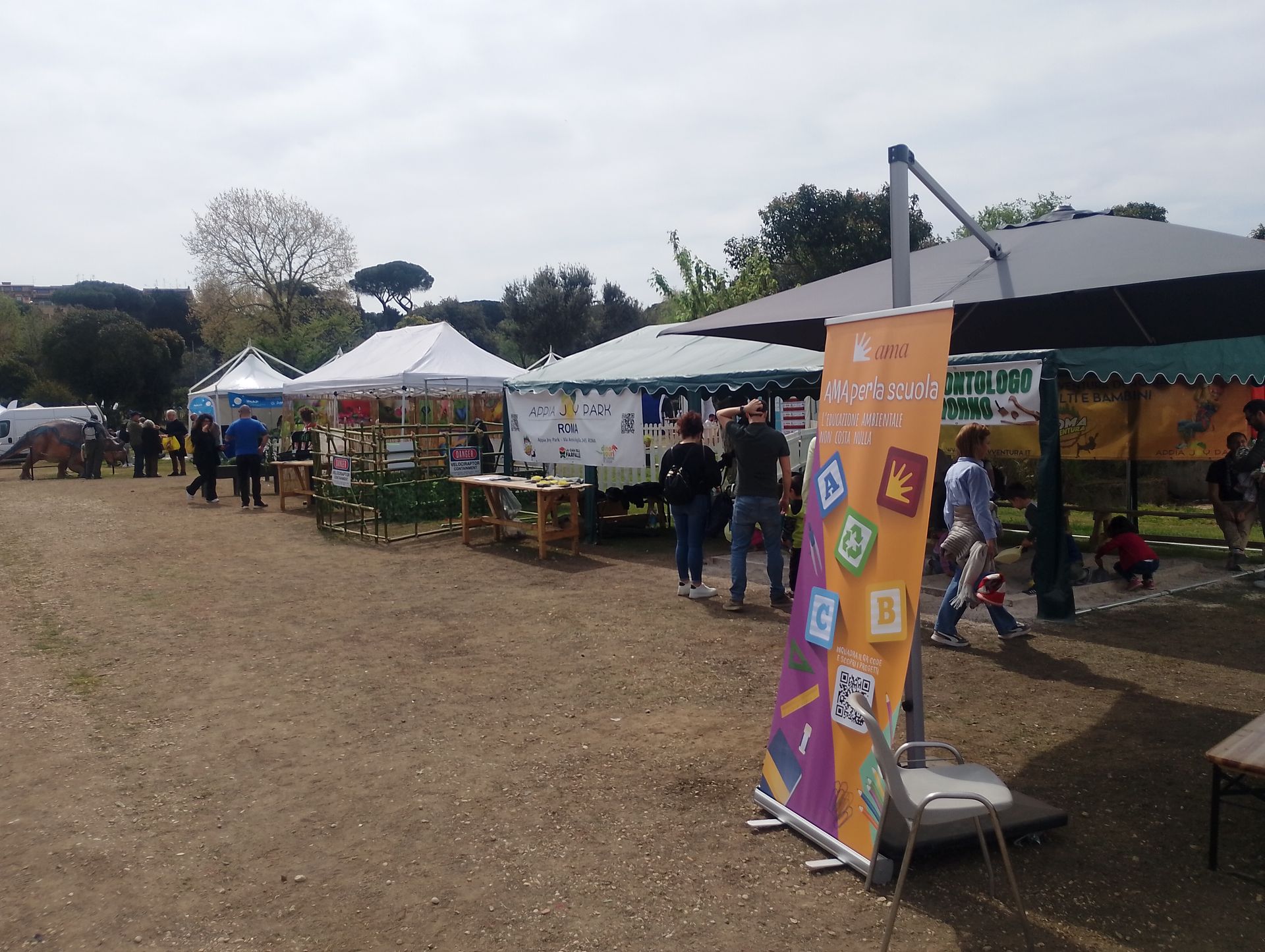 Stand informativi e didattici allestiti a Villa Borghese durante la Giornata per la Terra 2025.
