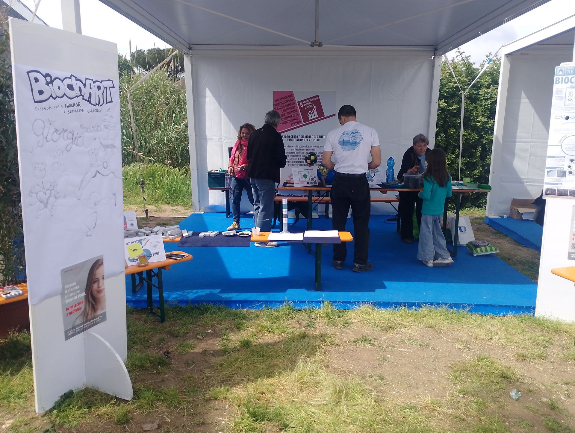 Stand informativi e didattici allestiti a Villa Borghese durante la Giornata per la Terra 2025, con partecipazione di scuole, associazioni e cittadini. L’evento ha promosso la sostenibilità ambientale con attività educative per grandi e piccoli.
