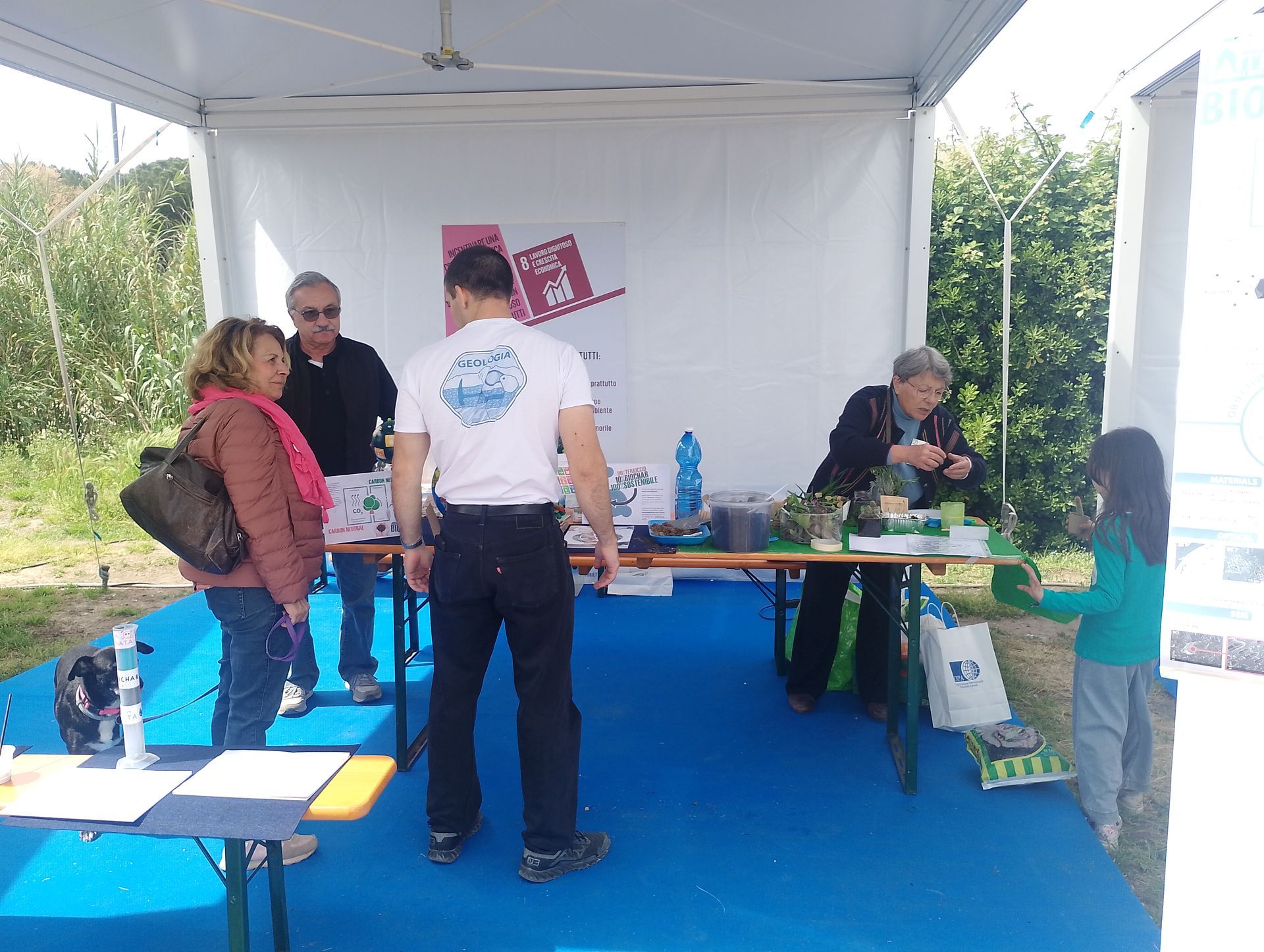 Stand informativi e didattici allestiti a Villa Borghese durante la Giornata per la Terra 2025, con partecipazione di scuole, associazioni e cittadini. L’evento ha promosso la sostenibilità ambientale con attività educative per grandi e piccoli.
