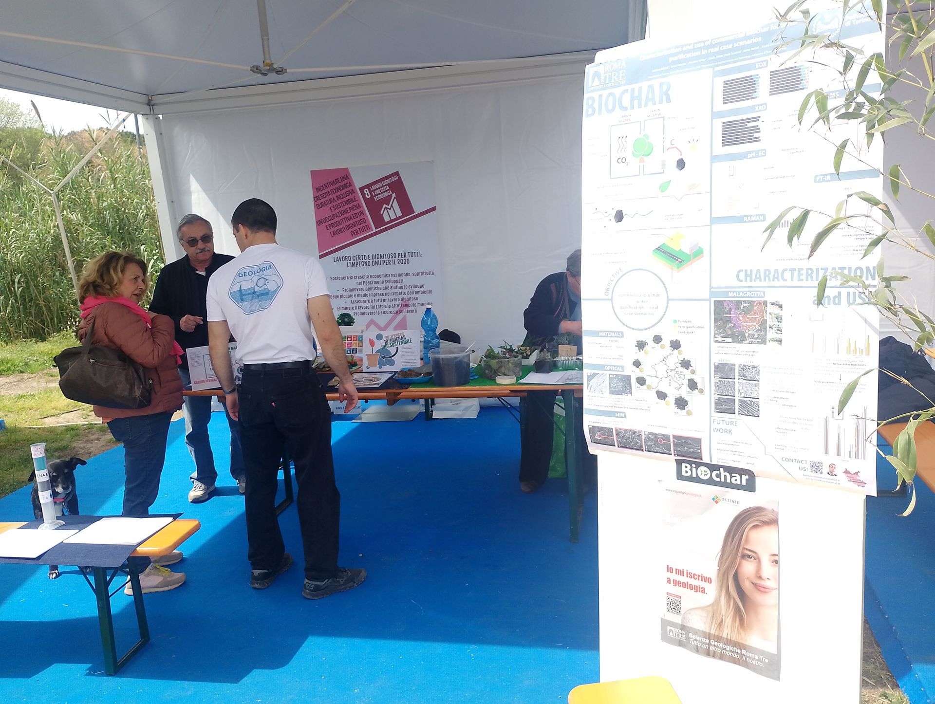 Stand informativi e didattici allestiti a Villa Borghese durante la Giornata per la Terra 2025, con partecipazione di scuole, associazioni e cittadini. L’evento ha promosso la sostenibilità ambientale con attività educative per grandi e piccoli.
