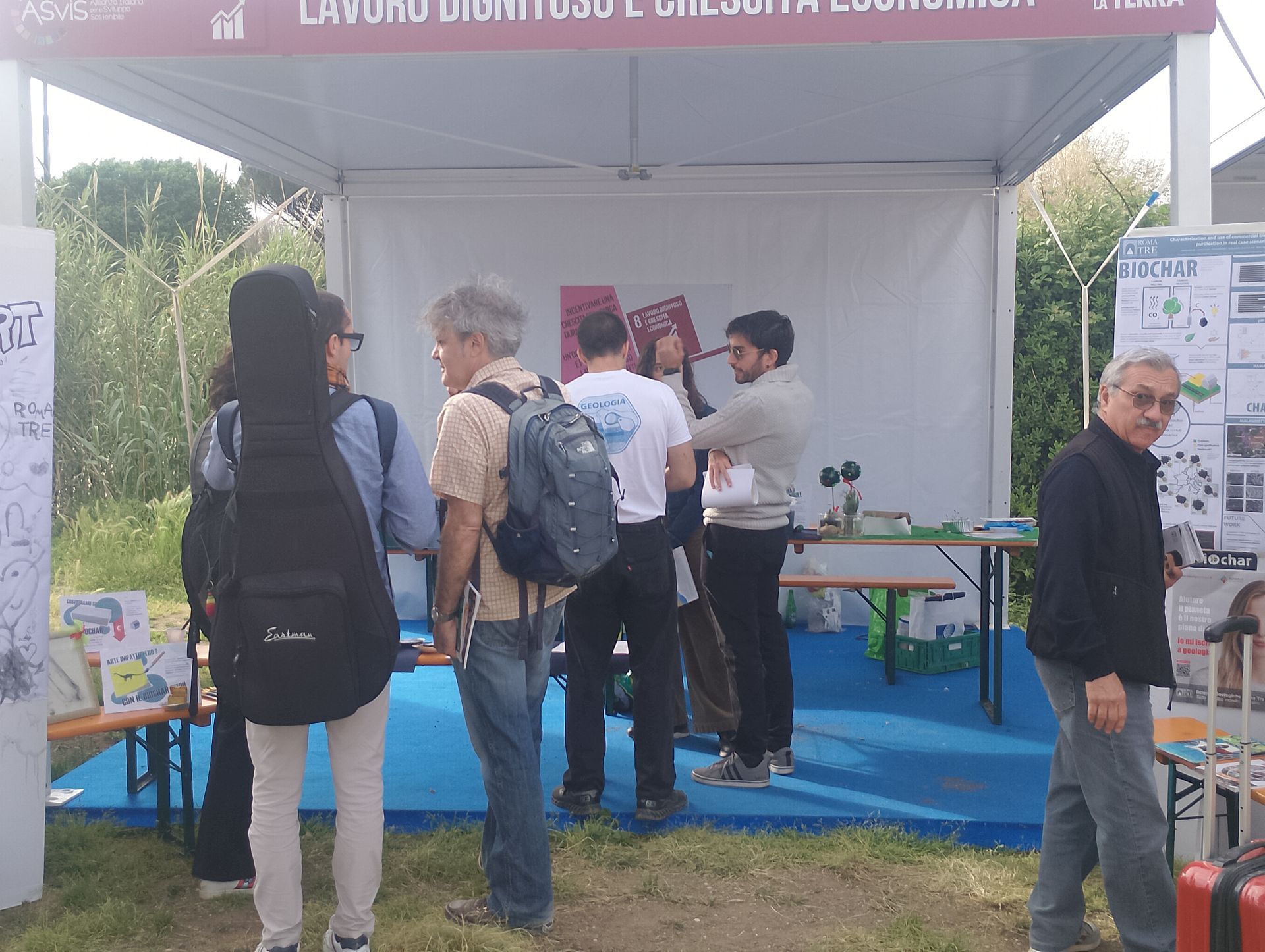 Stand informativi e didattici allestiti a Villa Borghese durante la Giornata per la Terra 2025, con partecipazione di scuole, associazioni e cittadini. L’evento ha promosso la sostenibilità ambientale con attività educative per grandi e piccoli.
