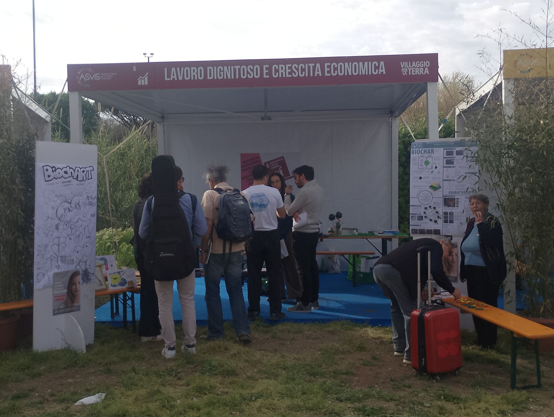 Stand informativi e didattici allestiti a Villa Borghese durante la Giornata per la Terra 2025, con partecipazione di scuole, associazioni e cittadini. L’evento ha promosso la sostenibilità ambientale con attività educative per grandi e piccoli.
