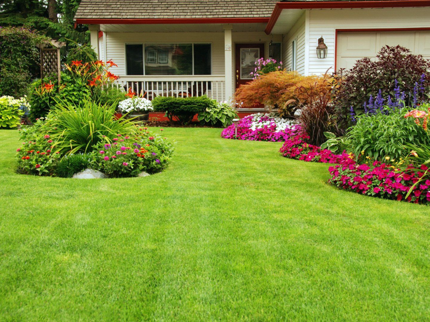 Manicured Yard - Evansville, IN - Daily Lawn & Landscape