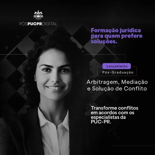 Uma mulher está sorrindo em uma foto em preto e branco