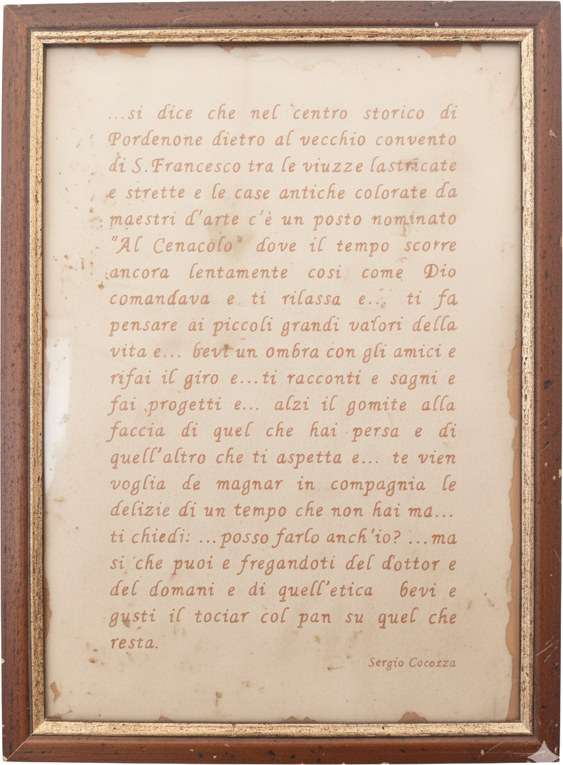 Stretta strada europea con ingresso del ristorante, tavoli e bandiere blu.