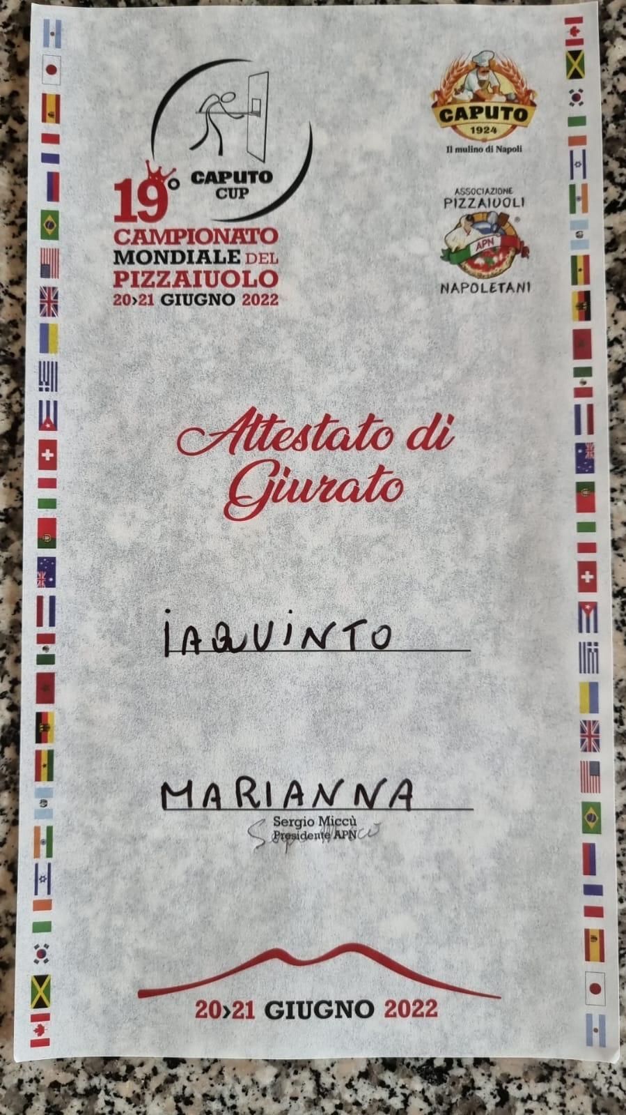 Pizza piatta con salmone e rucola su un tagliere di legno; lucine sullo sfondo.