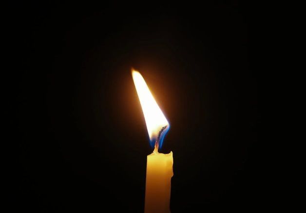 Single memorial candle honoring cremation services in North Port, FL with peaceful atmosphere.