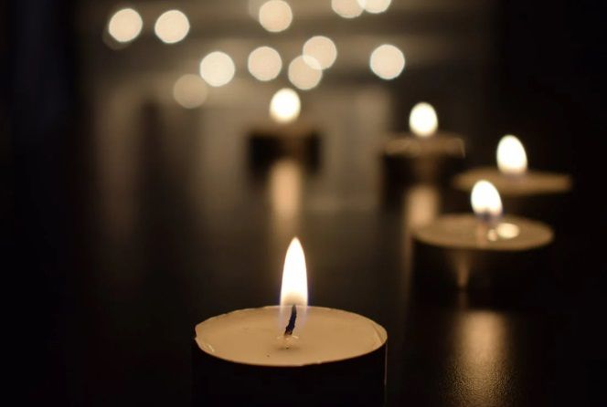 Small candles with soft glowing lights in peaceful setting for Port Charlotte, FL cremation services