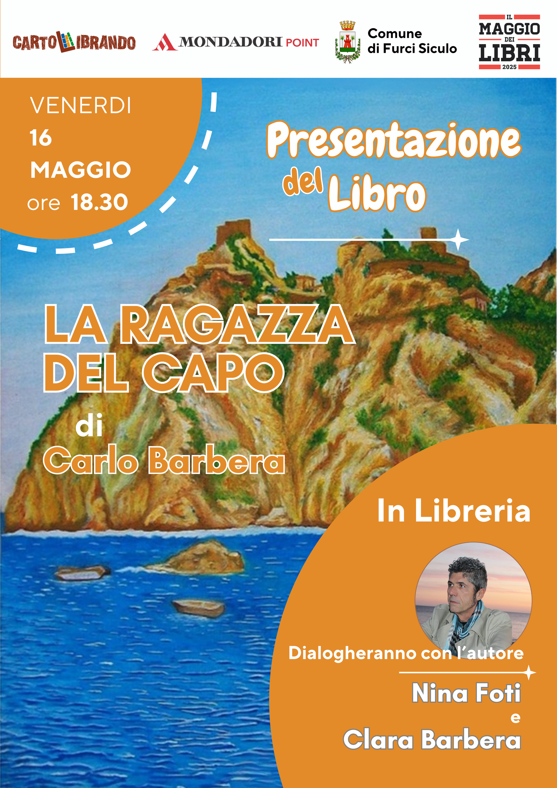 Un gruppo di persone è in piedi attorno a un tavolo con un cartello che dice mondadori