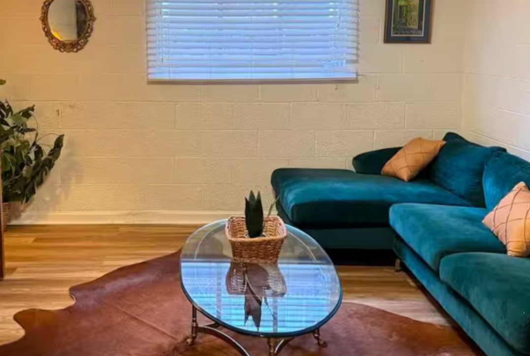 Book Now! Gorgeous living room with leather couches & large flatscreen TV