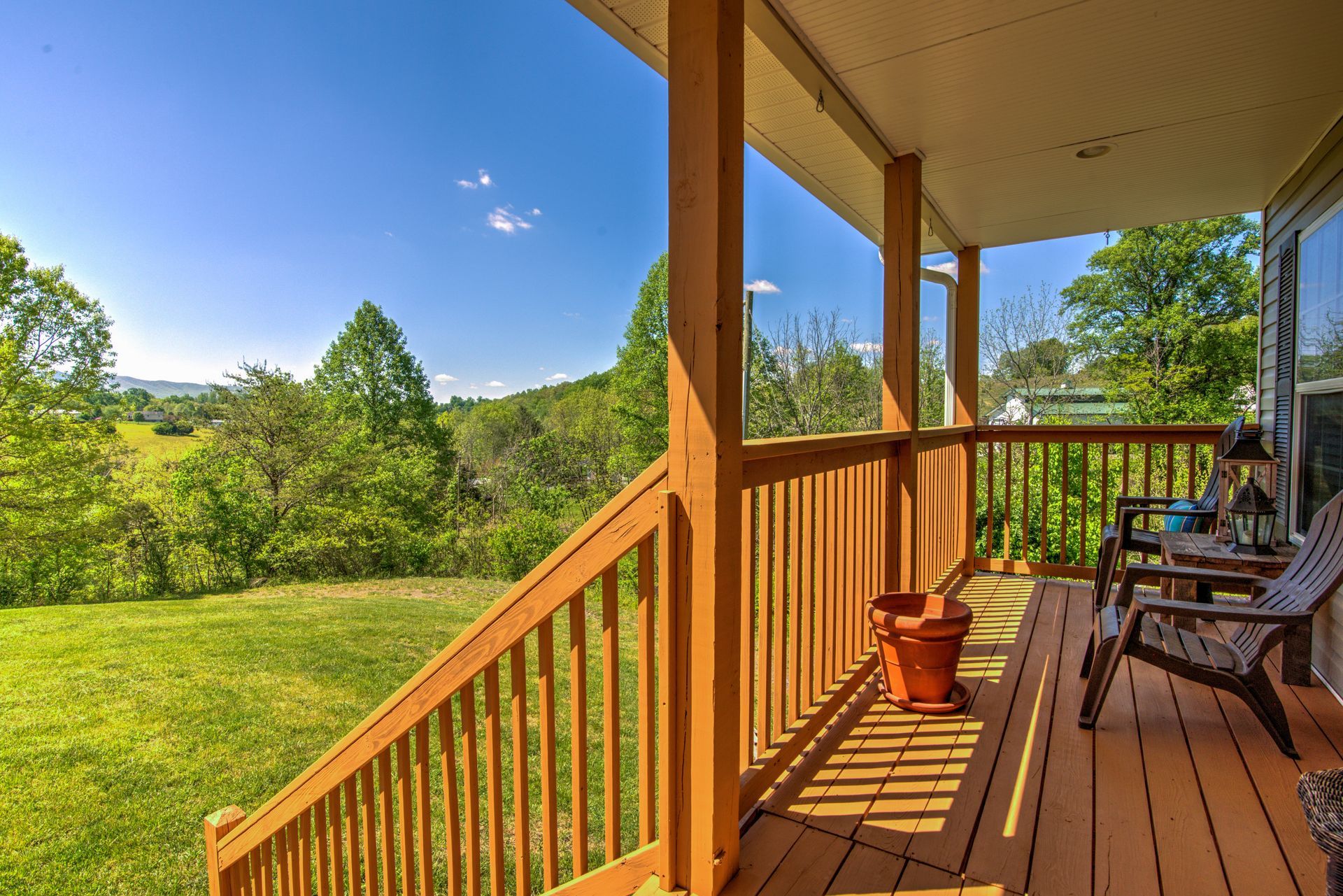 Bristol Tennessee Short-Term Rental Front Porch overlooking yard near the river