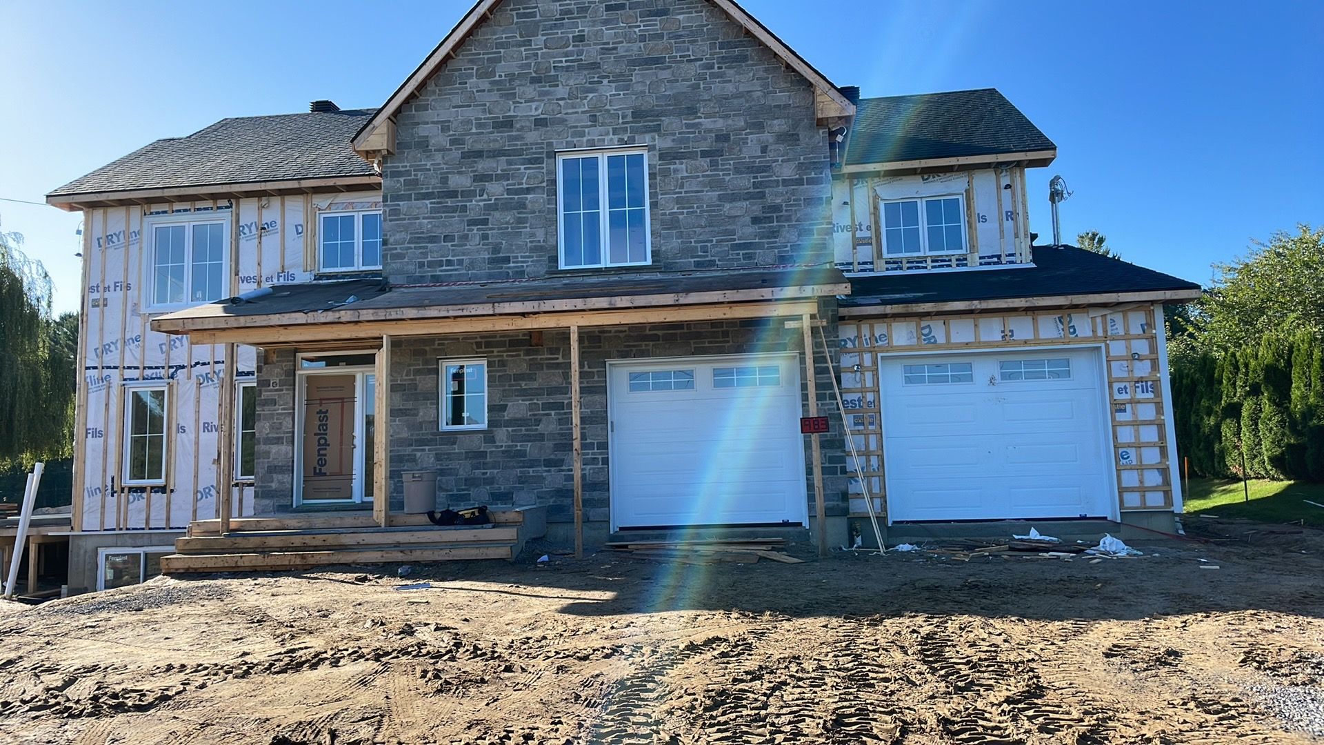 Illustration numérique d'un croissant de lune au visage endormi, niché sur un nuage, sur fond de ciel étoilé.
