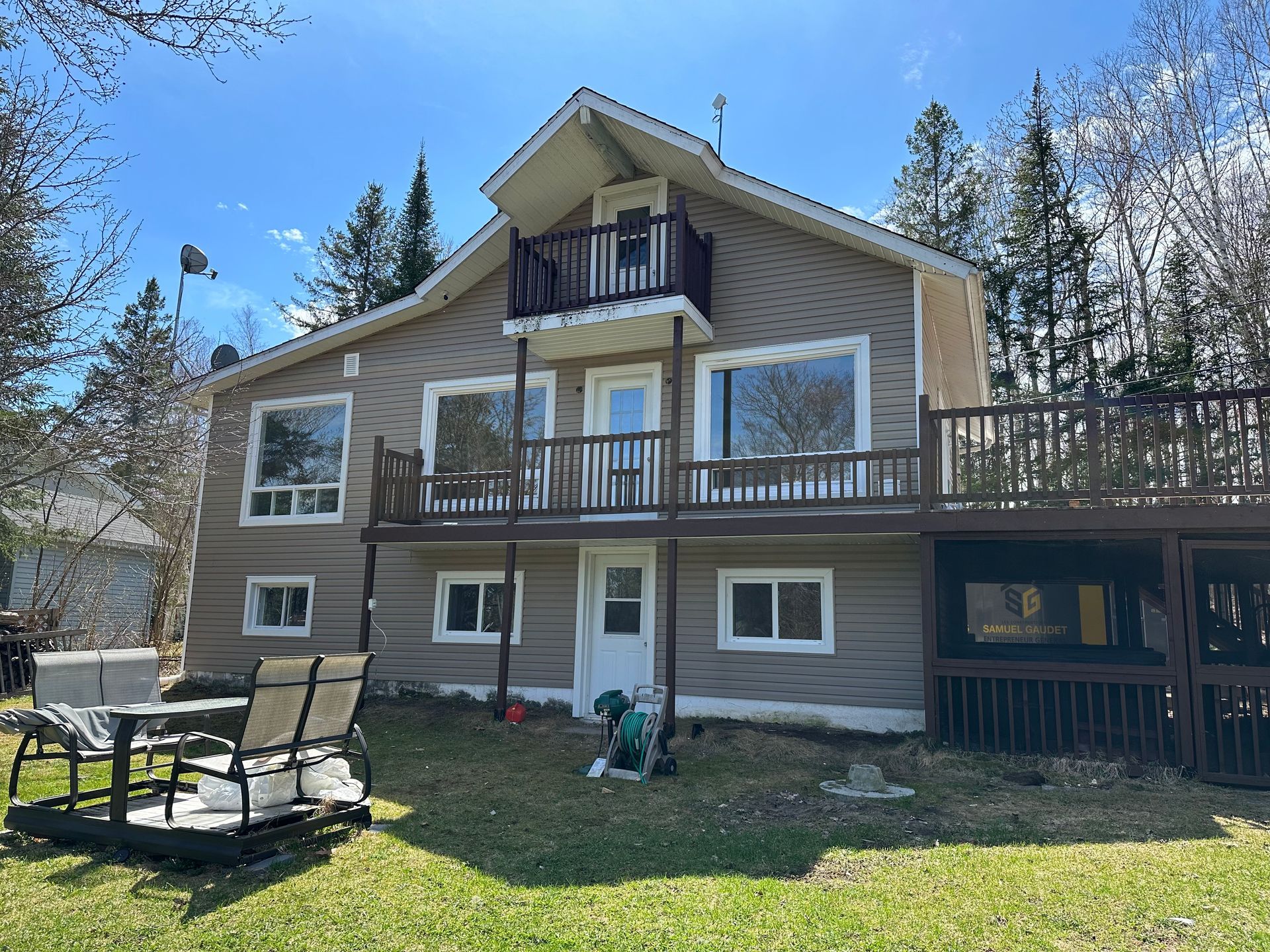 Illustration numérique d'un croissant de lune au visage endormi, niché sur un nuage, sur fond de ciel étoilé.