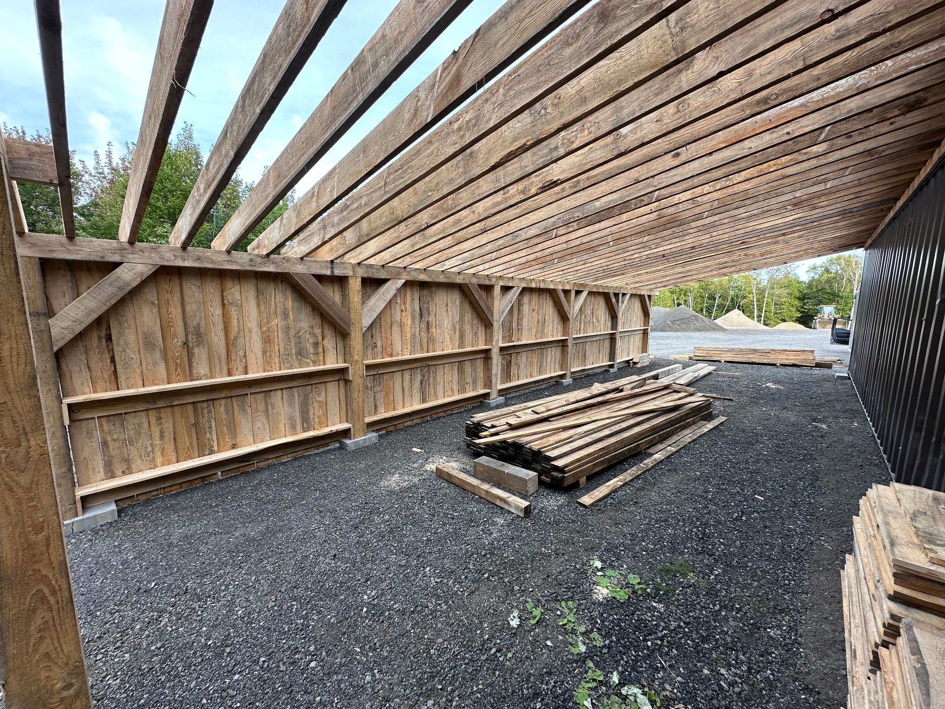 Illustration numérique d'un croissant de lune au visage endormi, niché sur un nuage, sur fond de ciel étoilé.