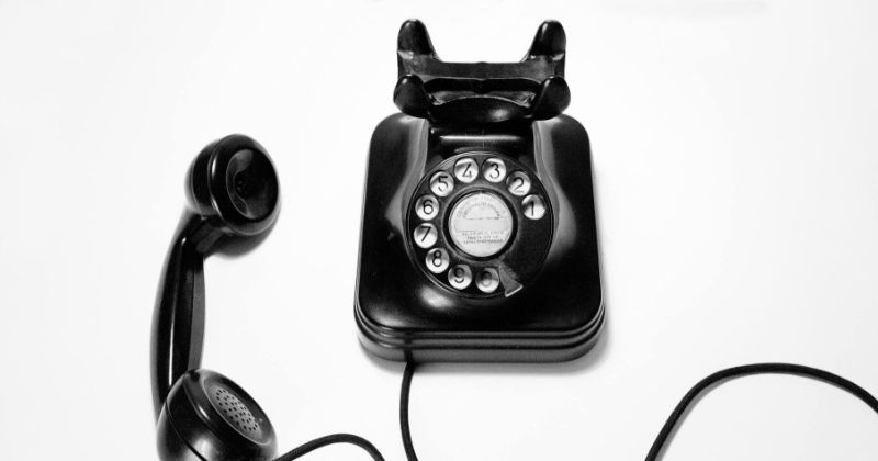 Picture of an old black analogue phone
