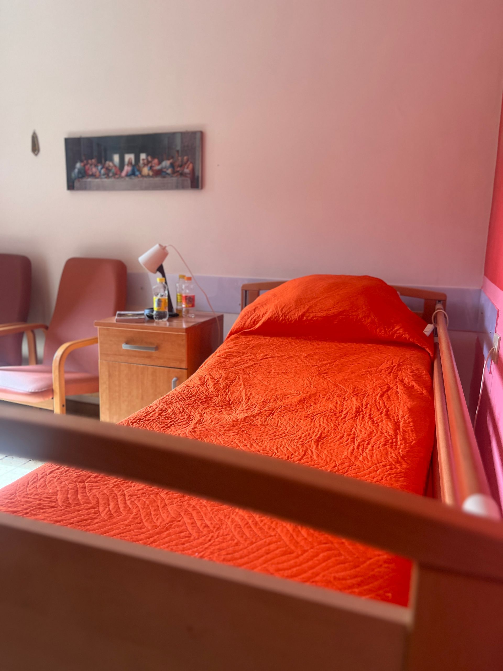 una camera da letto con un letto arancione e due sedie