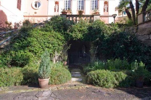 ingresso casa di riposo circondata da arbusti e piante in un giardino