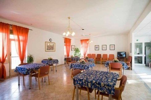 una sala da pranzo comune in una casa di riposo