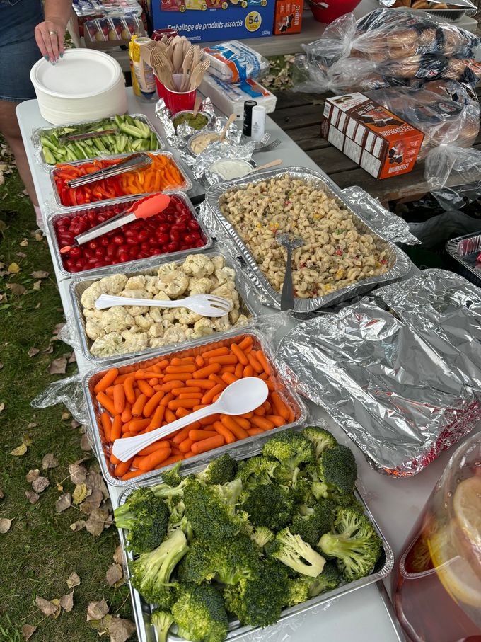 Il y a beaucoup de types de légumes différents sur la table.