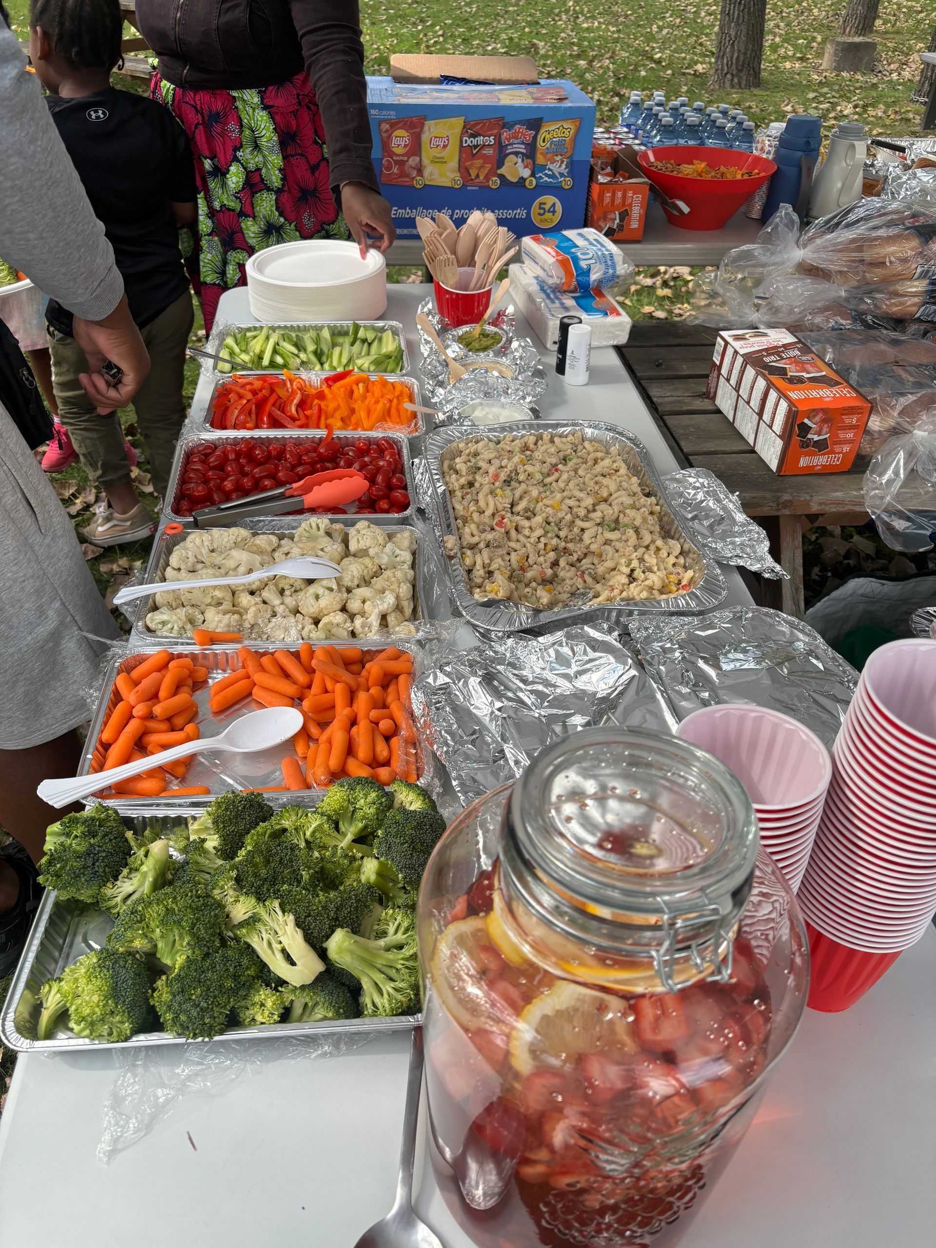 Une table avec une variété de légumes dessus