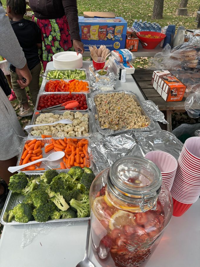 Une table avec une variété de légumes dessus