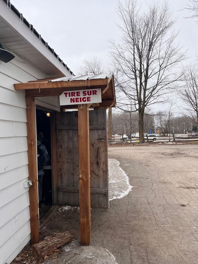 Un panneau sur le côté d'un bâtiment dit tire sur neige