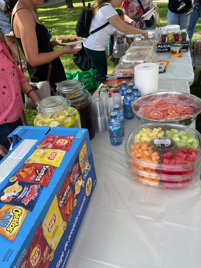 Une table avec une boîte de chips Cheetos dessus