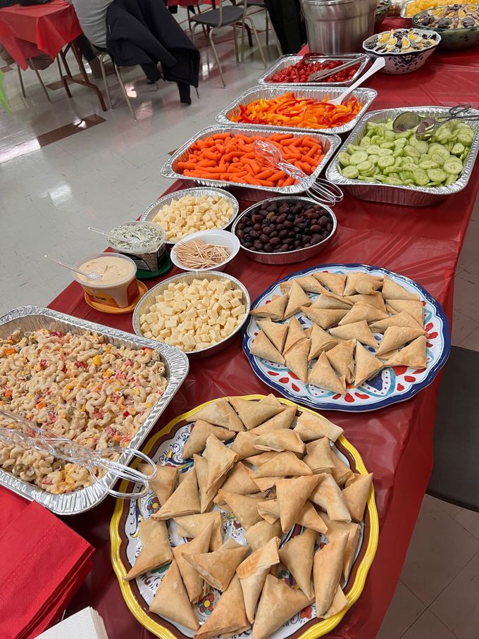 Une table de buffet avec une variété de nourriture dessus