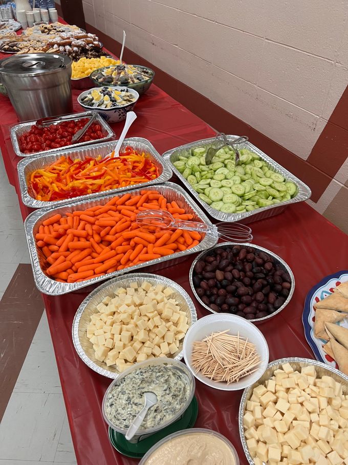 Il y a de nombreux types d'aliments différents sur la table.